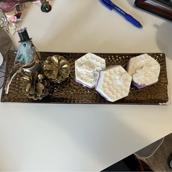 Hand crafted luxury vanilla lavender dreamscape bumble bee bath bombs - Picture 4 of 7